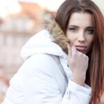 Ako prať páperovú bundu ručne alebo v práčke: tipy a