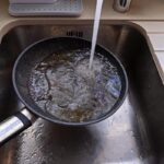 Budete žiariť ako noví: Ako správne vyčistiť panvicu od mastnoty