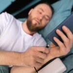 Čo sa stane, ak budete spať vedľa telefónu: negatívne dôsledky