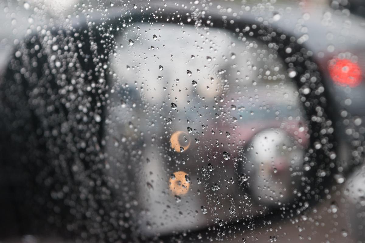 Okná auta sa počas dažďa často zahmlievajú / foto depositphotos.com