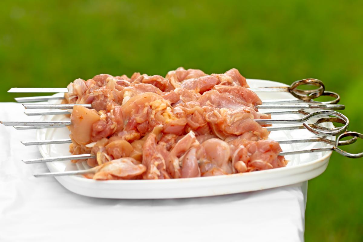 Aby kurací kebab nebol suchý, je potrebné ho poriadne marinovať a vyprážať / foto depositphotos.com